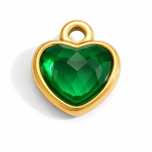 Vue détaillée d'un pendentif cœur en acier titane doré avec une pierre verte facettée.