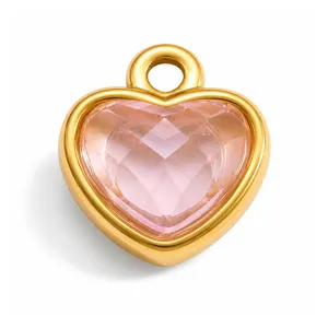Vue détaillée d'un pendentif cœur en cristal rose avec cadre en acier titane doré