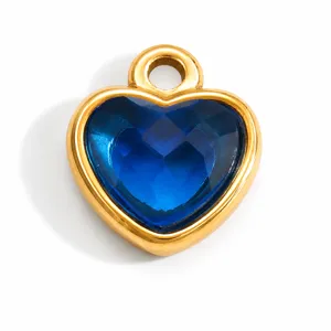 Gros plan d'un pendentif en cristal bleu en forme de cœur avec cadre doré