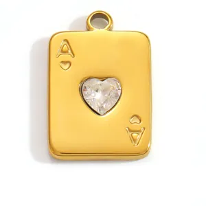 Détail d'un pendentif As de Cœur en acier titane doré avec une pierre en cristal.