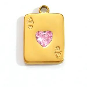 Détail d'un pendentif l'As de Cœur doré avec un cœur en cristal rose scintillant