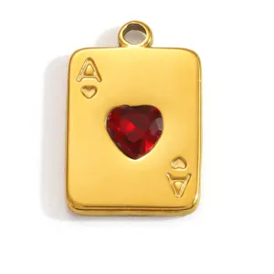 Détail macro d'un pendentif As de Cœur en acier doré avec cristal en forme de cœur