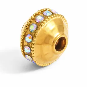 Dettaglio di un distanziatore in acciaio dorato con strass iridescenti per gioielli