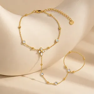 Elegante goudvergulde handketting van roestvrij staal met kruisbloem en zirkonia.