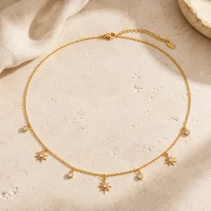 Detalle de collar de acero inoxidable chapado en oro con estrellas y circonitas