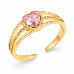 Primo piano dettagliato di un anello in acciaio dorato con cristallo rosa a cuore