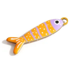 Detailansicht des bunten Emaille Fisch-Anhängers für DIY Ozean-Schmuckstücke