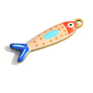 Detaillierte Makroansicht eines bunten Emaille-Fisch-Anhängers mit lebhaften Details.