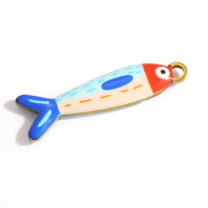 Detaillierte Ansicht eines bunten Emaille-Fischanhängers für DIY-Schmuck im Ozean-Stil