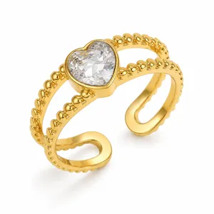 Detailopname van de hartvormige zirkoon en de dubbellaagse kralen ringband goud