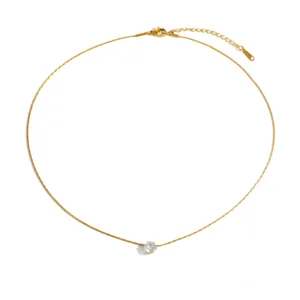 Detalle de collar de acero inoxidable chapado en oro con colgante de circón redondo
