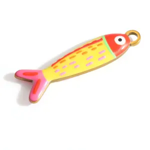 Nahaufnahme eines farbenfrohen Fisch-Anhängers aus Edelstahl mit Emaille