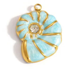 Detailansicht eines Ozean-Nautilus-Anhängers mit blauem Emaille und Kristall