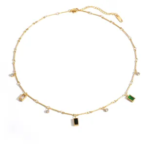 Primer plano de un collar vintage de acero inoxidable chapado en oro con circonitas