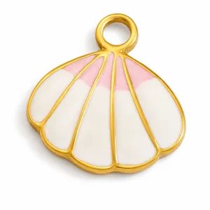 Detailansicht eines rosa-weißen Emaille-Muschel-Anhängers mit goldenem Edelstahlrand.