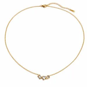 Detalle de collar de acero dorado con circonitas de formas geométricas