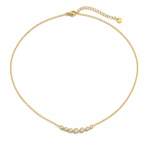 Detalle de collar de acero de titanio dorado con siete circonitas curvas engastadas