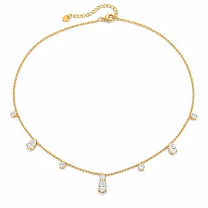 Vista detallada de un collar de acero inoxidable dorado con dijes de circón brillantes