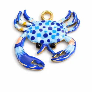 Detaillierte Ansicht eines blauen Emaille-Krabbenanhängers mit Punktmustern für DIY.