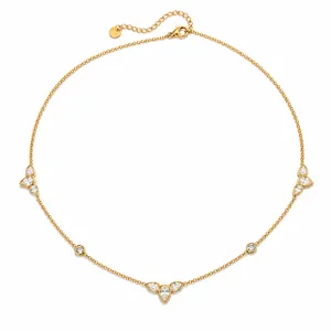 Primer plano detallado del collar chapado en oro con pétalos de circón en forma de lágrima