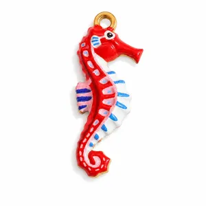 Detailansicht eines rot-blauen Emaille-Seepferdchen-Anhängers für kreativen DIY-Schmuck