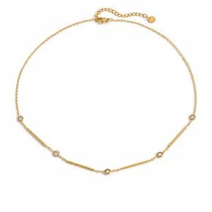 Vista detallada del collar de acero inoxidable dorado con piedras CZ y barras finas.