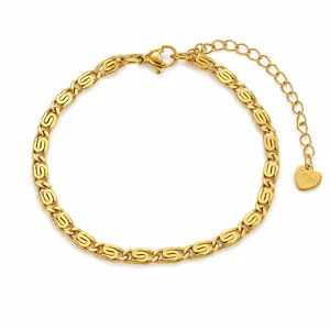 Detailansicht eines vergoldeten S-Glieder-Armbands aus Edelstahl mit Herzanhänger