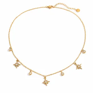 Primer plano de collar de acero inoxidable dorado con estrellas y circonitas finas.