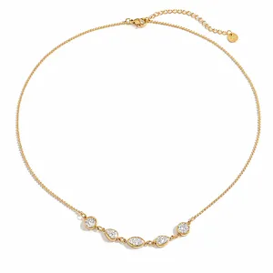 Primer plano detallado de un collar de acero de titanio chapado en oro con elegantes circonitas