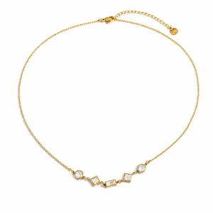 Collar vintage de acero inoxidable dorado con circonitas geométricas para superponer.