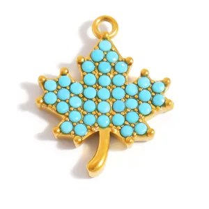 Detailansicht eines goldenen Ahornblatt-Anhängers mit türkisen Steinen für DIY-Schmuck.
