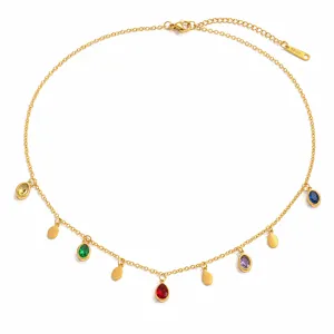 Detalle de collar de acero de titanio dorado con gemas coloridas y discos
