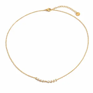Detalle del collar chapado en oro de 18k con circonitas triangulares brillantes