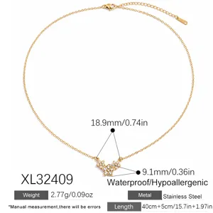 Vista detallada del collar de acero dorado con colgante de flor de circón y medidas
