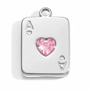 Détail en gros plan d'un pendentif l'As de Cœur en acier avec un cristal cœur rose