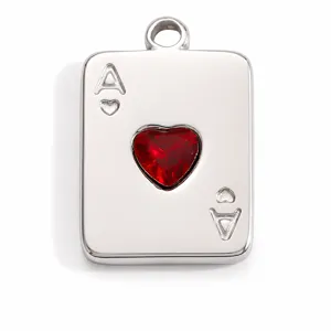 Détail macro du pendentif As de Cœur en acier titane avec une pierre rouge en cœur