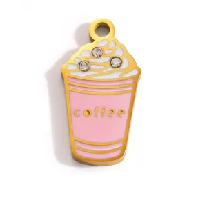 Détail d'un pendentif en émail rose en forme de tasse à café avec des strass