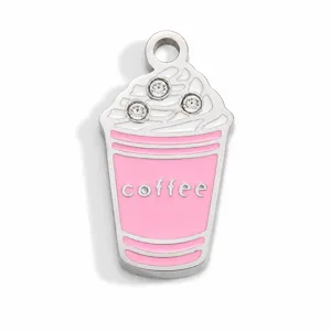 Gros plan d'une breloque tasse à café en émail rose avec strass pour bijoux DIY
