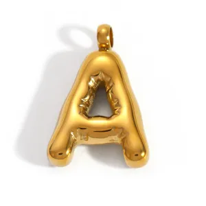 Détail d'un pendentif lettre A en acier inoxydable doré avec une finition miroir brillante