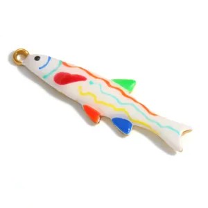 Dettaglio del ciondolo a forma di pesce smaltato multicolore per gioielli fai-da-te
