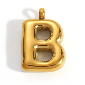 Gros plan d'un pendentif lettre B en acier inoxydable plaqué or style bulle
