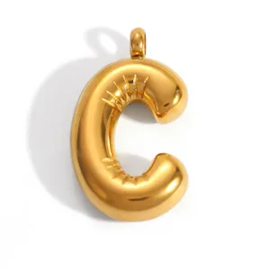 Vue détaillée du pendentif lettre C en 3D plaqué or de style bulle.
