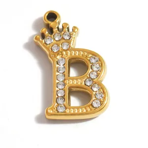 Primer plano del colgante letra B de acero inoxidable dorado con corona de cristal