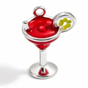 Detalle de un colgante de copa de cóctel roja para joyería DIY y accesorios