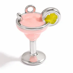 Detalle de un dije de cóctel margarita rosa con rodaja de lima y acabado de metal plateado
