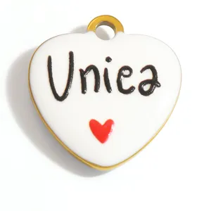 Vista dettagliata di un ciondolo a forma di cuore con testo Uniea e cuore
