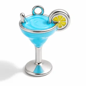 Primer plano de un dije de copa de cóctel en esmalte azul con acabado en plata fina