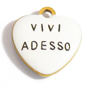 Primo piano di un ciondolo a cuore in acciaio al titanio con scritta Vivi Adesso.