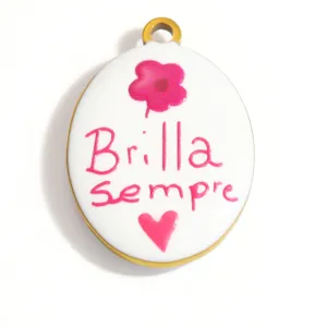 Dettaglio del ciondolo ovale in acciaio inox con testo glitter rosa Brilla Sempre.