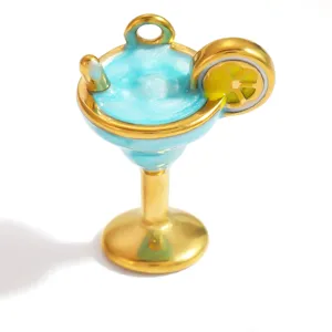 Vista detallada de un colgante de cóctel azul chapado en oro para joyas de calzado DIY